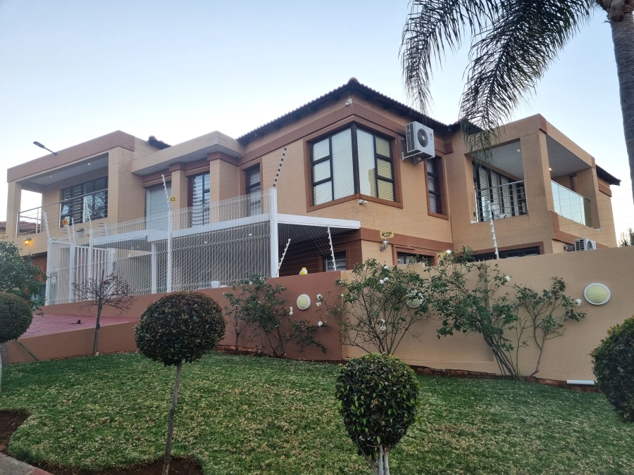 5 Bedroom Property for Sale in Safari Gardens North West
